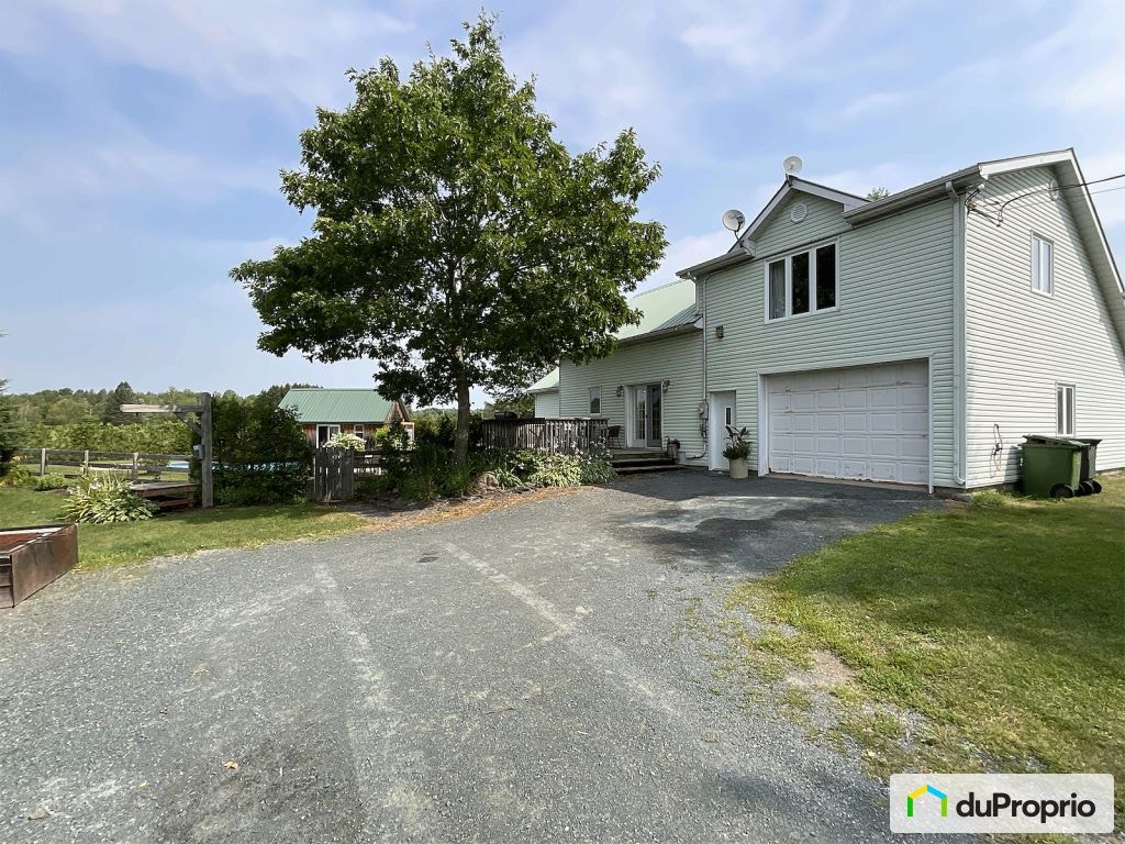 $775,000 - Acreage / Hobby Farm / Ranch in Kingsey Falls — photo 2