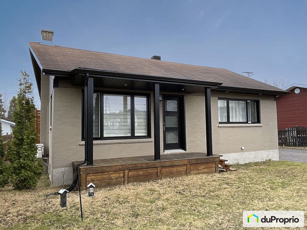 $424,500 - Bungalow for sale in Chicoutimi (Chicoutimi) — photo 1