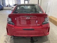 Le Scion tC 2016 usagé proposé par AutoStudio 72 à Mirabel mise sur une conduite engageante avec sa... (image 2)