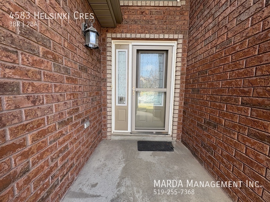 SPACIOUS 3+1 BED/2 BATH/2 KITCHEN HOUSE + UTILITIES 2