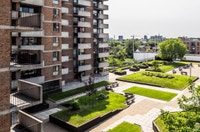 Set on beautifully maintained grounds just steps from the Ottawa River, Riverton Park Apartments off... (image 4)