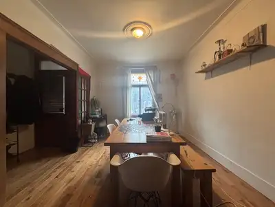 Tranquille et spacieux 6½ rénové mais qui a conservé son cachet. 2ième étage d'un triplex. Disponibl...