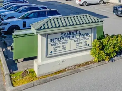 Exceptional 2,866 sq.ft. strata office/warehouse unit in sought-after Sandell Industrial Park. Locat...