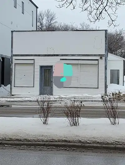 R14//Selkirk/Excellent Retail Opportunity on busy main street in downtown Selkirk. Approx 2800 sq ft...