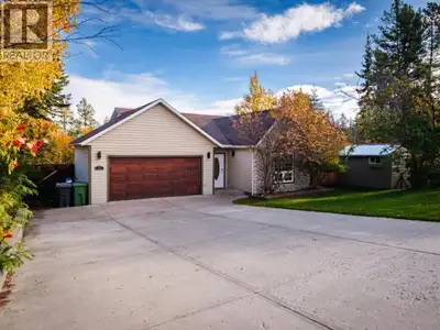 Single-level living with architectural personality and GREENBELT privacy! Set on a fully fenced and...