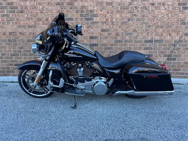 2017 Harley-Davidson Street Glide Special **SCREAMIN' EAGLE PIPE in Sport Touring in Markham / York Region - Image 3