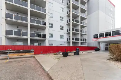 1S//Winnipeg/SS Now, Offers As Received. Welcome to this bright and inviting 1-bedroom condo located...