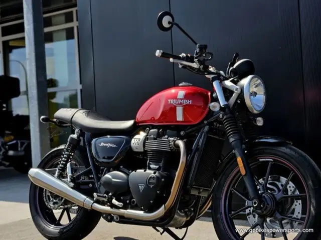 2017 Triumph Street Twin Cranberry Red in Street, Cruisers & Choppers in Oshawa / Durham Region - Image 10