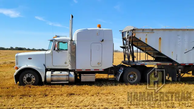2004 PETERBILT 378 Sleeper Semi Truck w/ C15 Cat Engine in Heavy Trucks in Edmonton - Image 5