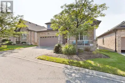 Welcome to The Ravines of Sunningdale! This beautifully maintained 2+1 bedroom, 2+1 bathroom bungalo...