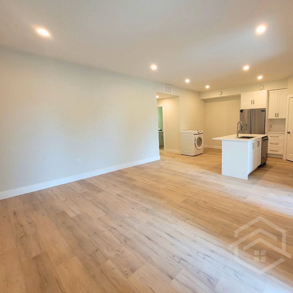 2-Bedroom Apartment with Garage in Springfield!! 2
