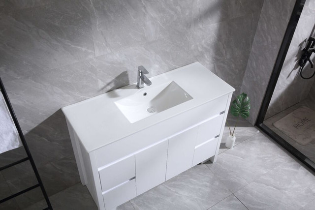 48" Glossy white Freestanding Bathroom Vanity w/ Ceramic top dans Armoires et revêtements de comptoir  à Ouest de l’Île - Image 4