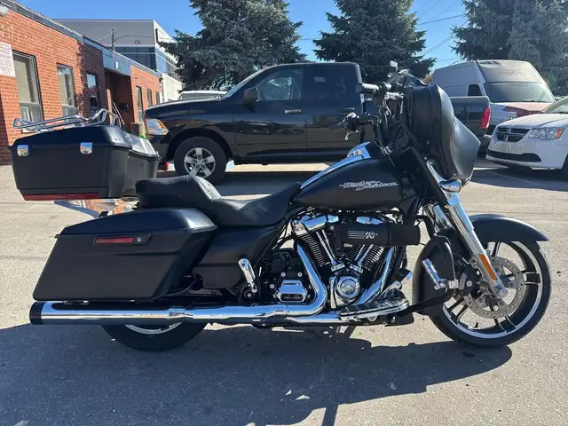2017 Harley-Davidson Street Glide ~ STREET GLIDE ~ 107CI ~ DETAT in Sport Touring in City of Toronto - Image 2