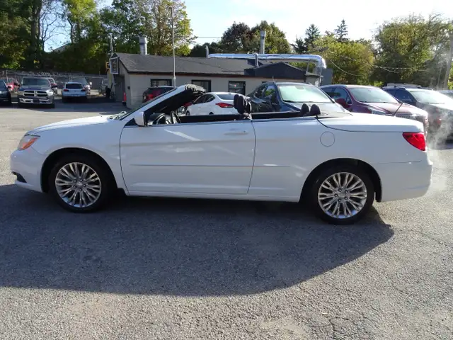 2013 Chrysler 200 Touring in Cars & Trucks in City of Toronto - Image 2