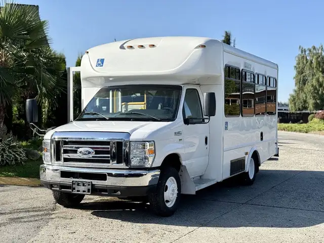 2016 Ford E-350 Econoline Super Duty 8 Passenger Wheelchair Acce in Heavy Trucks in City of Montréal - Image 5