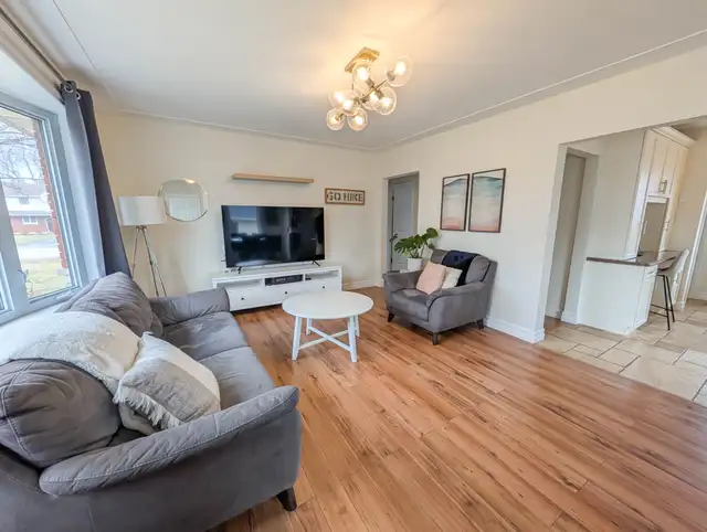 50 Whittaker Ave, Grimsby - Waterfront 3 Bed Main Unit