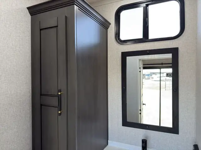 2025 Crossroads RV Redwood Regency 3721FDB Roulotte de parc 2025 in RVs & Motorhomes in Lanaudière - Image 16