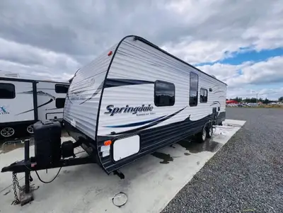 * 2017 KEYSTONE SPRINGDALE SUMMERLAND SM2600TB * PRIVATE FRONT BEDROOM * FINANCING AVAILABLE * ELECT...