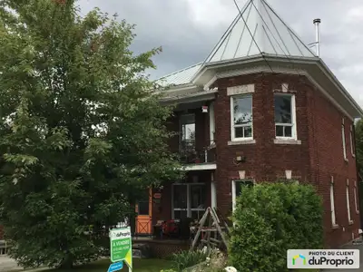 Un cottage unifamilial de 2 étages construit en 1922 sur une fondation en pierre et mortier, ainsi q...