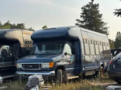 2006 Ford E450 - 24 Passenger Bus 103,121 KM 6.8L, 10 Cylnider Engine Gasoline AM/FM/CD, SiriusXM Sa...