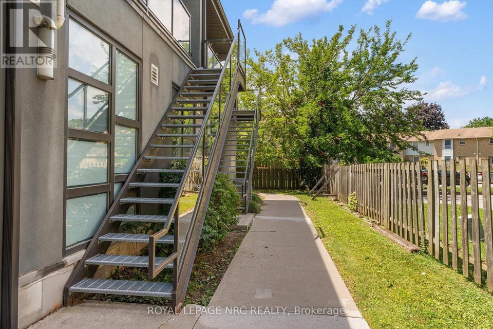 220 - 411 LAKE STREET St. Catharines (Lakeport), Ontario 4