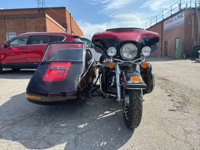 Check out this 2010 CANADIAN Harley-Davidson Ultra Classic 96ci with a matching side car and only 13...