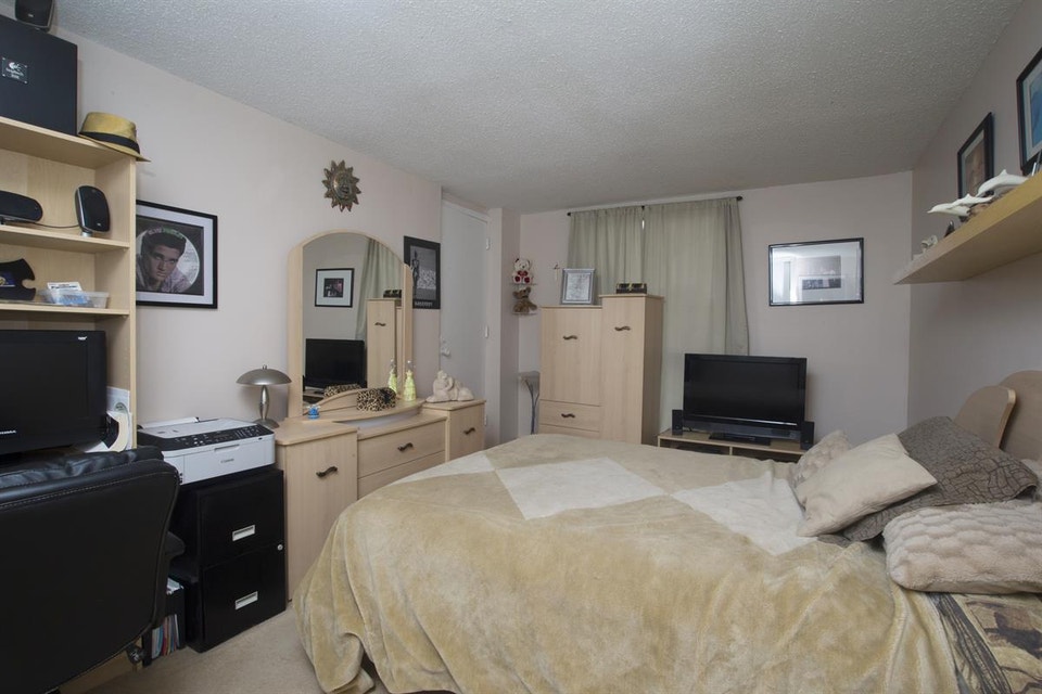 2 Bedroom Apartment in Blackburn Hamlet for December 5