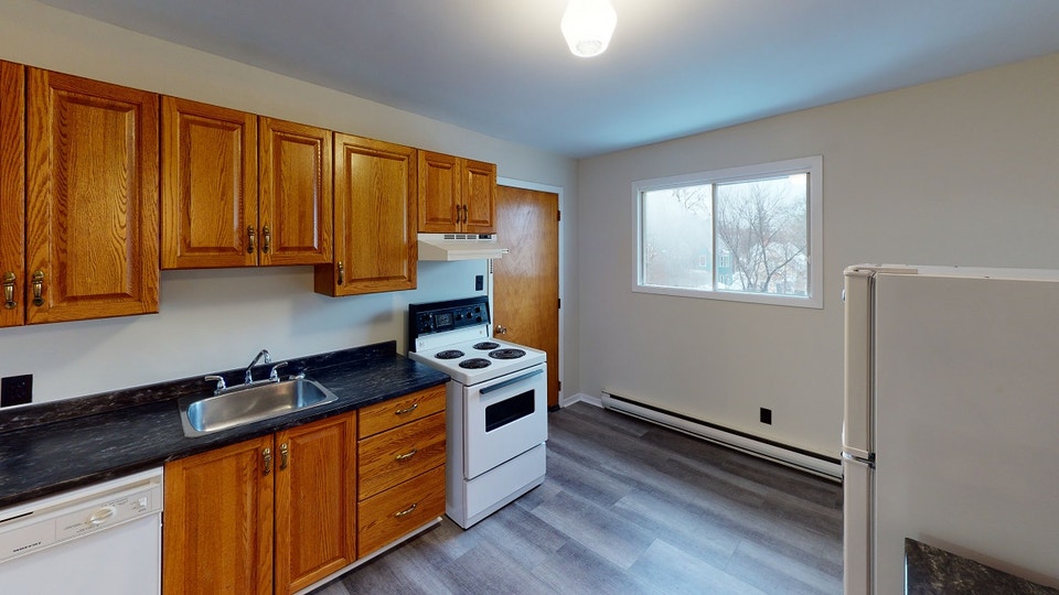 OCT RENT FREE! 2 BEDROOM- BALCONY- UNDERGROUND PARKING 4
