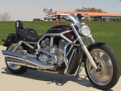 - 25,800 Miles - Sits Low - Comfortable and Powerful This locally owned Black Cherry V-Rod is Beauti...