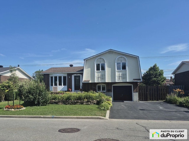 $870,000 - Split Level for sale in Kirkland — photo 1
