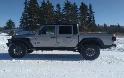 JEEP GLADIATOR 2020 - LIFTED - WARN WINCH $34,450.00 OR BETTER .... OFFERS?? CURRENT CARFAX WILL BE...