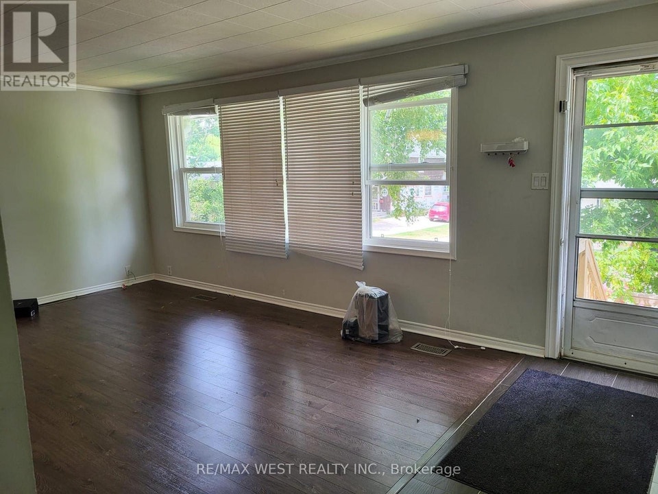 MAIN FLOOR - 336 ONTARIO STREET Newmarket (Central Newmarket), O 2