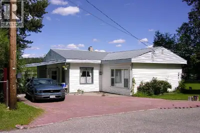 This cute and cozy waterfront home is ready for a new family! Perfect for first time buyers, downsiz...