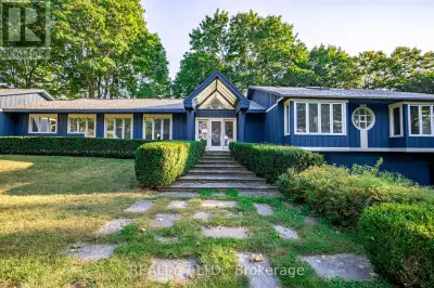 Welcome to 2085 Firelane 2, a picturesque year-round beach house on prestigious Lorraine Bay. With 2...