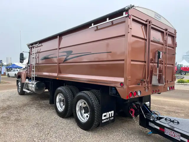 60860 Mack Pinnacle 64R grain truck in Heavy Trucks in Regina - Image 8