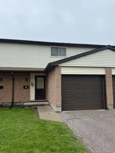 3 bed 2 bath townhouse near Lambton College