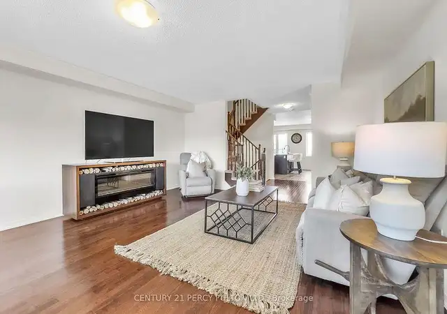 Stylish, freehold townhome! in Houses for Sale in Oshawa / Durham Region - Image 9