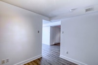 Renovated Akelius one bedroom apartment for rent. Located near Av. Barclay in the Cote-des-Neiges ne... (image 2)