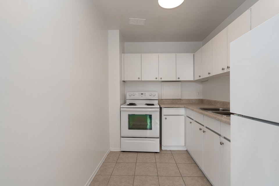 two bedroom, Leslie and Lawrence - ID 4689 3