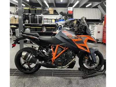 2024 KTM 1290 DUKE GT Les photos peuvent être à titre indicatif et sans inscription. Les promotions...