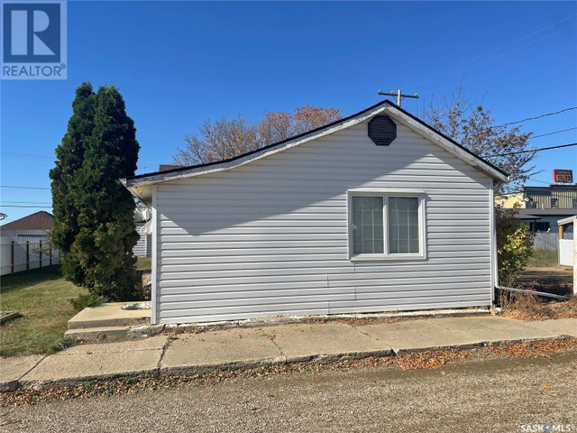 100 1st AVENUE S Lucky Lake, Saskatchewan in Houses for Sale in Swift Current - Image 3