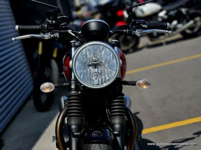 2017 Triumph Street Twin Cranberry Red in Street, Cruisers & Choppers in Oshawa / Durham Region - Image 7