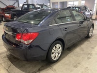 La Chevrolet Cruze LT MANUELLE CRUISE BLUETOOTH 2015 proposée par AutoStudio 72 à Mirabel est une be... (image 6)