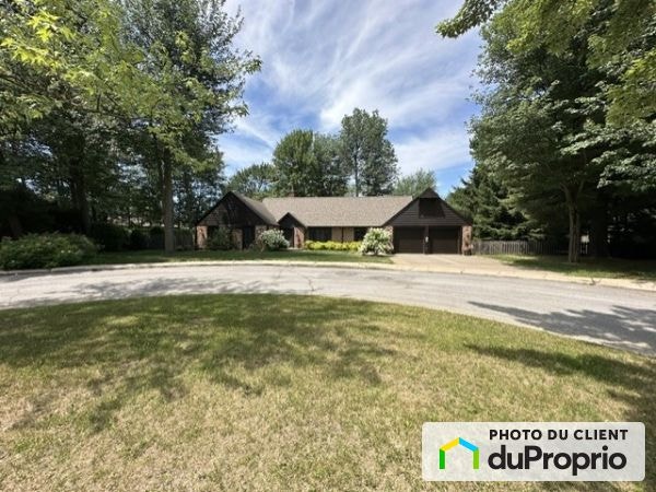 $949,000 - Bungalow for sale in Joliette — photo 1