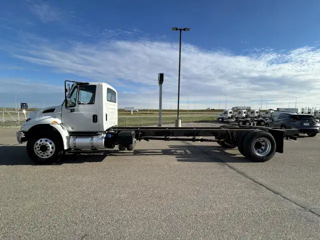 2018 International 4300 Chassis in Heavy Trucks in Regina - Image 3