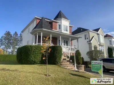 Maison à étages, état impeccable, clé en main, dotée de 2 belles tourelles, située près du Golf Sain...