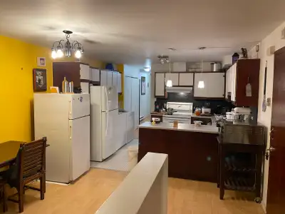 Lire tout au complet svp. Chambre à louer dans un super grand 5½, situé sur la rue St-Germain près d...