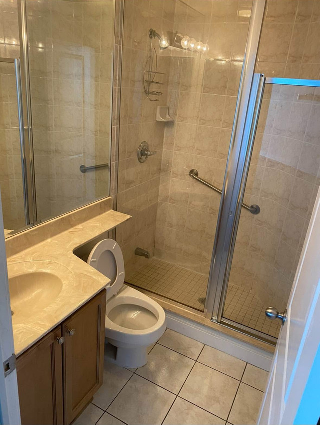 Furnished room with private washroom near sq 1 in Room Rentals & Roommates in Mississauga / Peel Region - Image 4