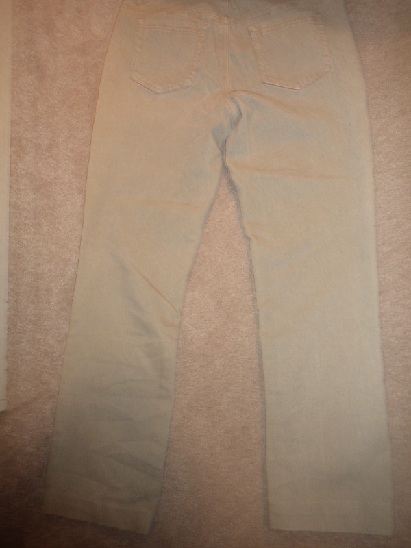ladies size 8-true to size -diane Gilman stretch denim jeans. in Women's - Bottoms in Winnipeg - Image 4