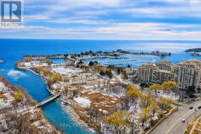 This spacious 1-bed, 1-bath suite on the 33rd floor of the sought-after Westlake Condos offers breat...